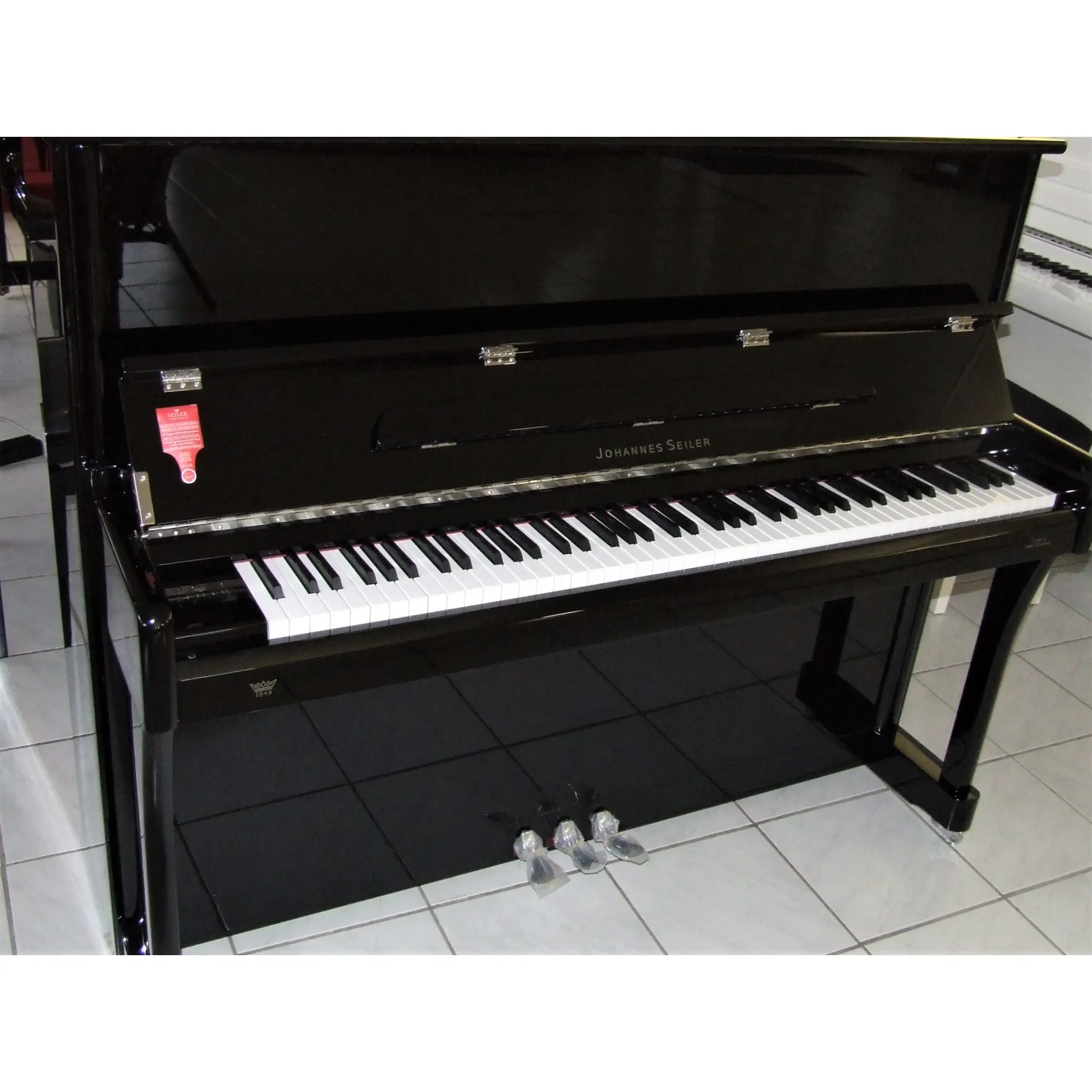 Johannes Seiler Piano 122 Tradition schwarz/chrom